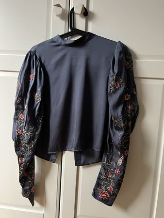Bluse mit Sickmuster an den Ärmeln
