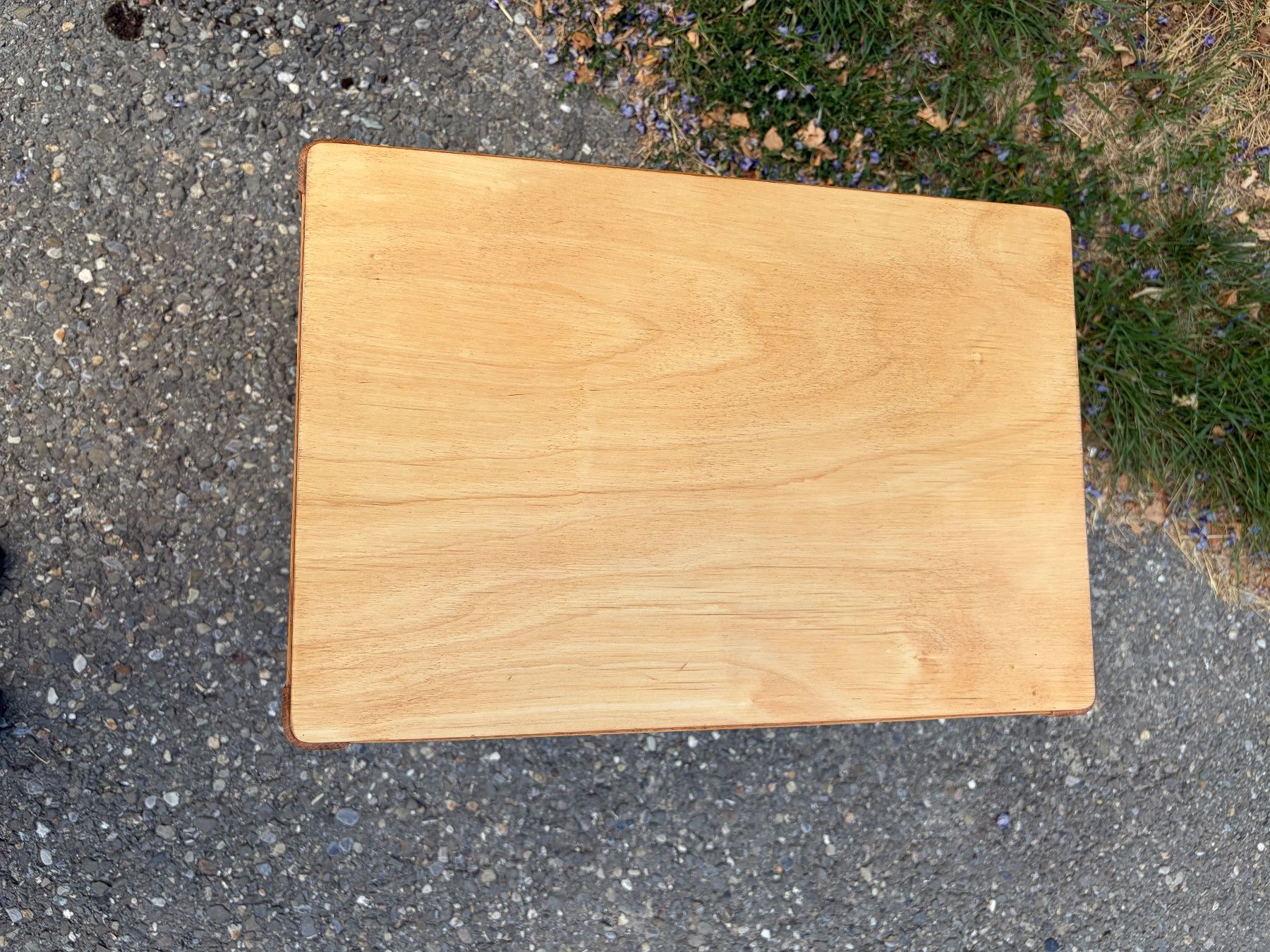 Tische: Table d'appoint en bois clair – Gebraucht aus Correvon von HelloBello71 2
