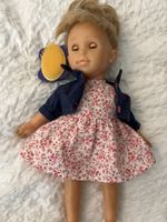 Puppe mit Kleidung und Bürste,  Zapf