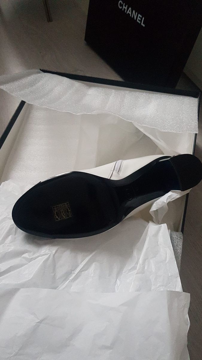 Chanel Scarpe da donna: Bottines Chanel 41 neuves blanches et noires – Nuovo e nell'imballaggio originale da Ropraz venduto da Angy.ruiz 4