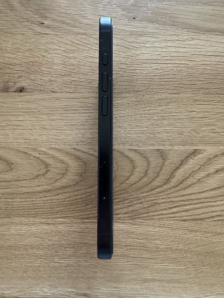 Apple Telefoni cellulari / Smartphones: iPhone 16, 256gb, Schwarz, Defekte Rückseite. – Usato da Kriens venduto da TIM20__ 4