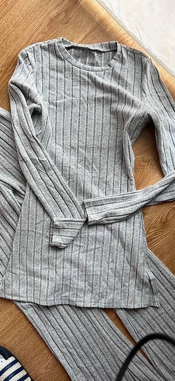 Lotti di vestiti: Kuschelweiche bequeme Hosen und Pullover – Usato da Zell  ZH venduto da sweety052 1