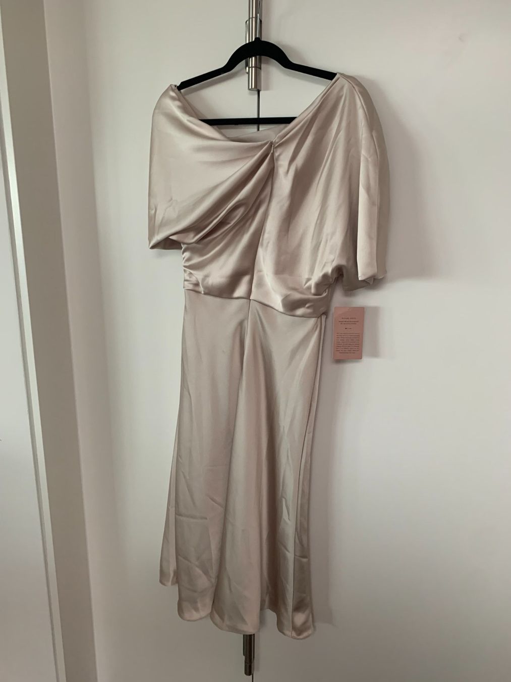 Vestiti: Amsale Asymmetrical Shoulder Midi Dress – Nuovo (secondo la descrizione) da Uitikon Waldegg venduto da gha_v6gz 3