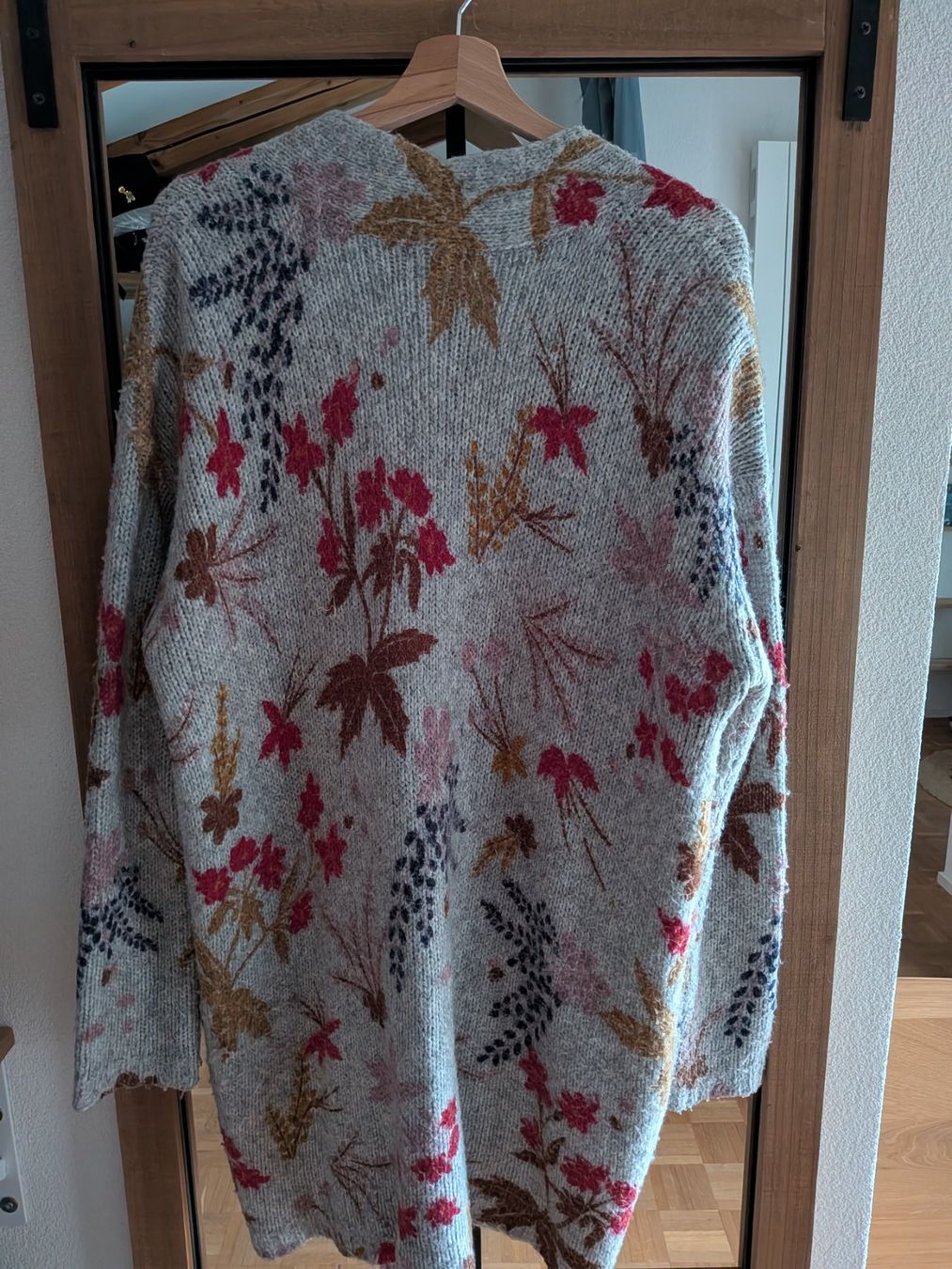 Manor Giacche: Strickjacke mit herbstlichen botanischen Muster – Usato da Füllinsdorf venduto da pat_68lg 1