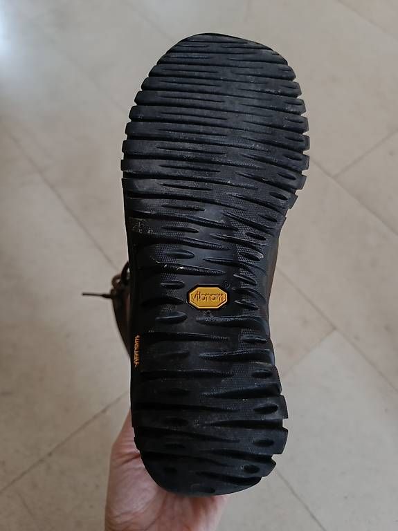 Scarpe da uomo: Bottes de neige UGG en cuir  – Usato da Prilly venduto da sha_6xbz 1