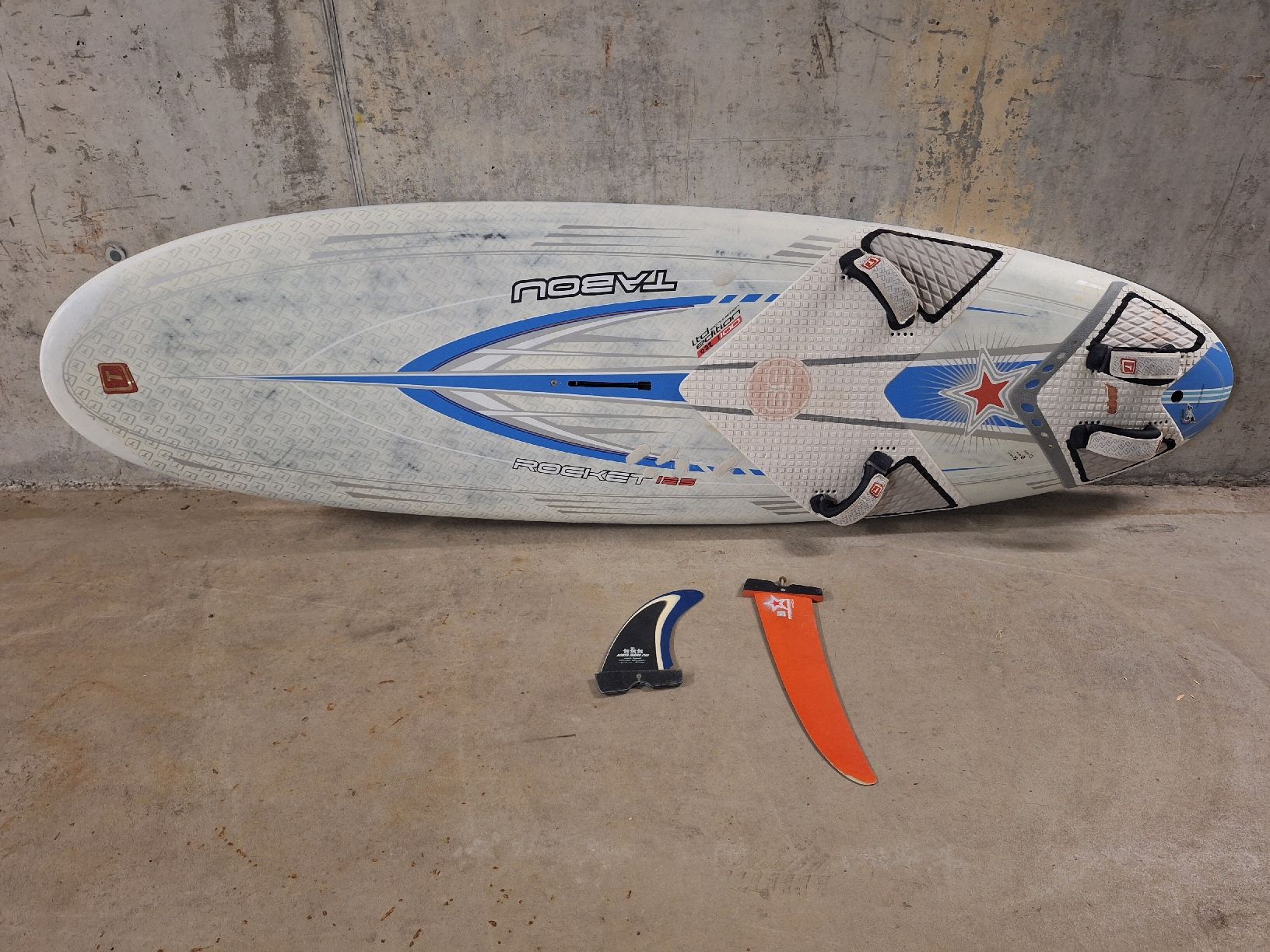 Surfboards & Schwimmbrette: Windsurfbrett Tabou Rocket 125l 69cm 245cm Ltd Carbon – Gebraucht aus Winterthur von yy1