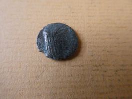 uralte   Bronzemünze  14 mm  1.05 g