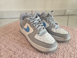 Nike Air Force 1 Sneaker, Graue Details, Top Zustand!