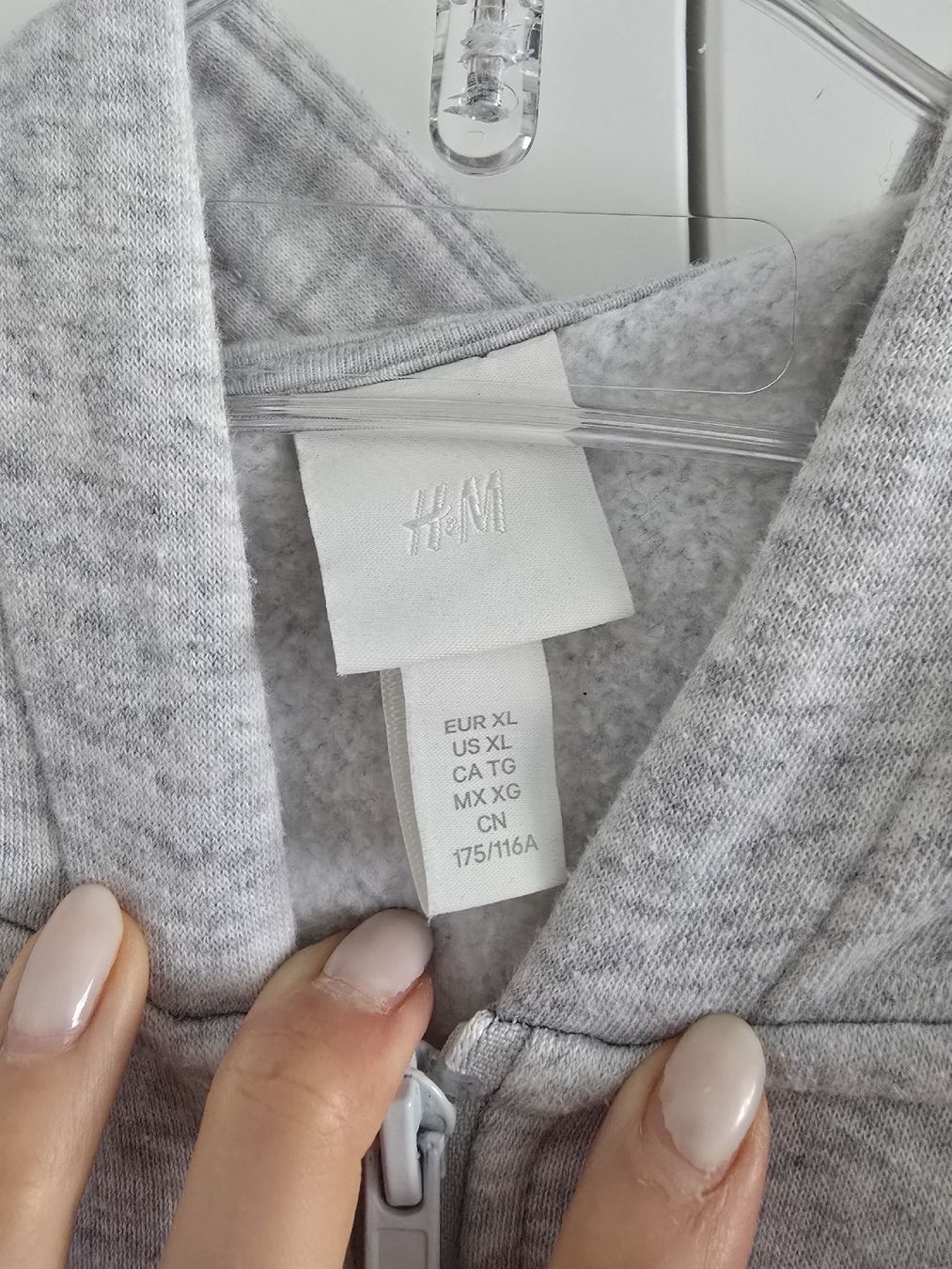 H&M Jacken: H&M cropped Sweatjacke - Grösse XL – Gebraucht aus Rickenbach b. Wil von Kth_v8 1