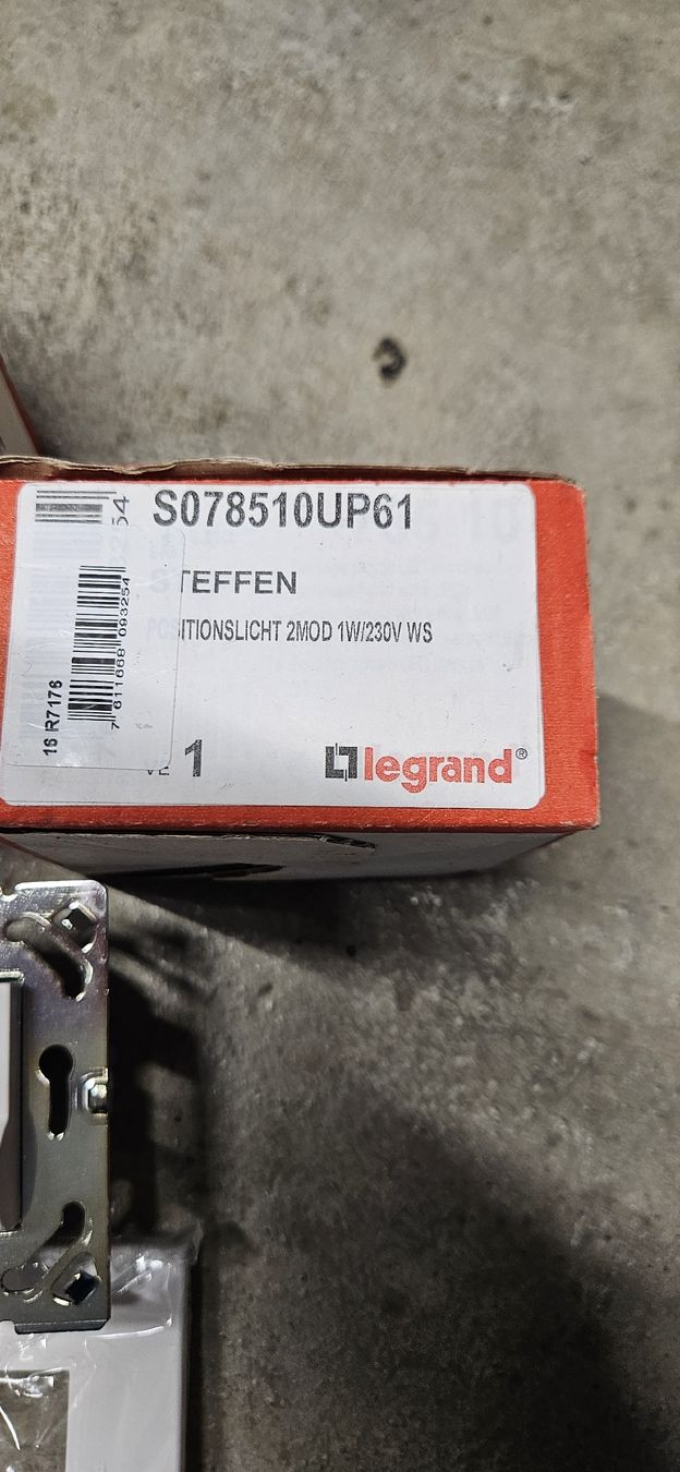 Legrand Spine: Legrand Orientierungslicht, Effen S078510UP61, – Nuovo e nell'imballaggio originale da Baar venduto da Vel...Baar45 2
