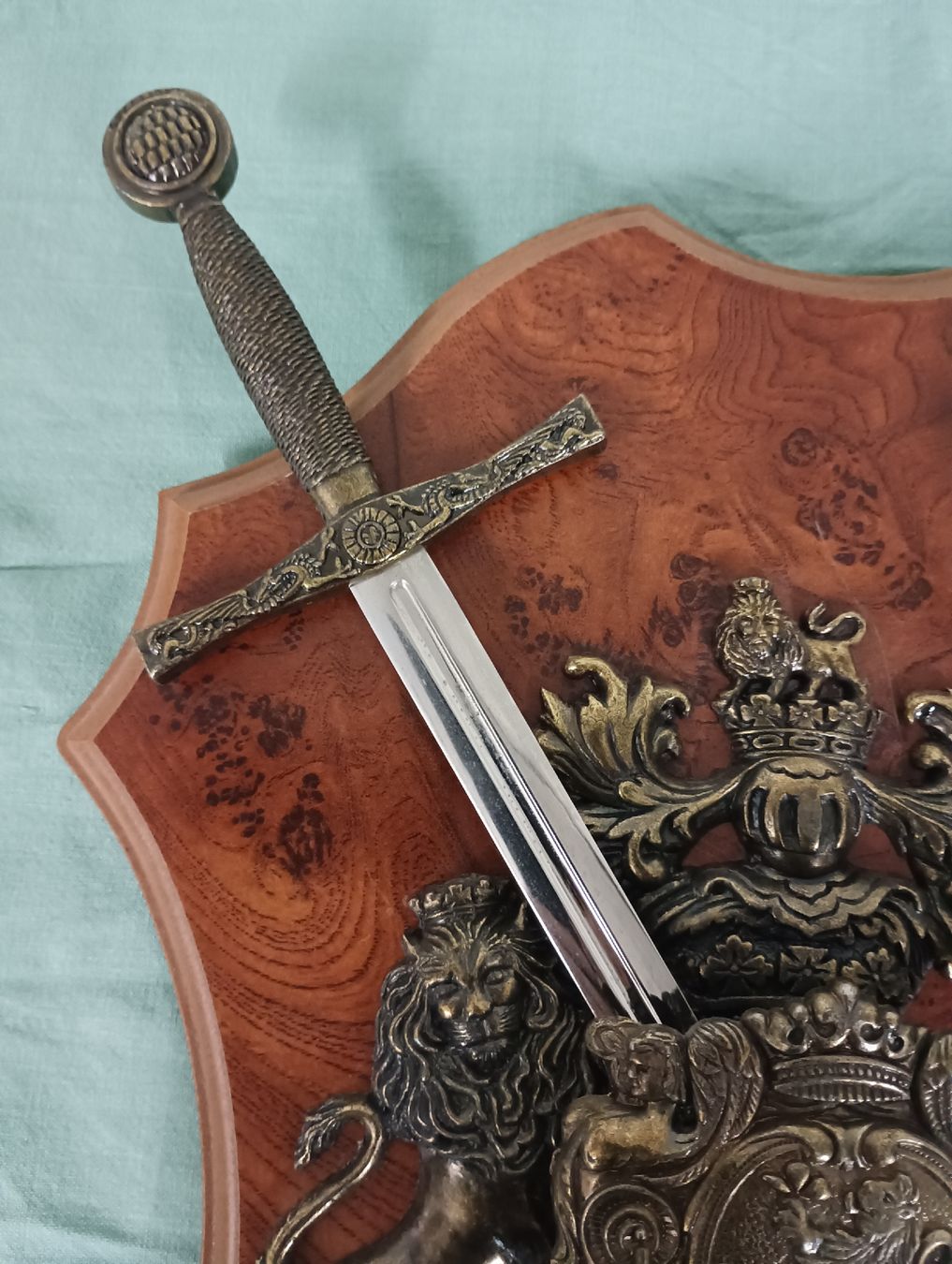 Altre raccolte & rarità: Dekorative Wandhalterung mit Schwertern, Ritter, LARP – Usato da Brislach venduto da Falke666 2