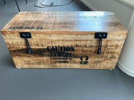 Coffre en bois / Holztruhe