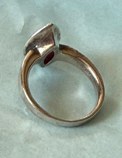 Bagues: Gebrauchter Ring aus 925er Silber mit rotem Stein – D'occasion à Osco par Electric_Elsie 1