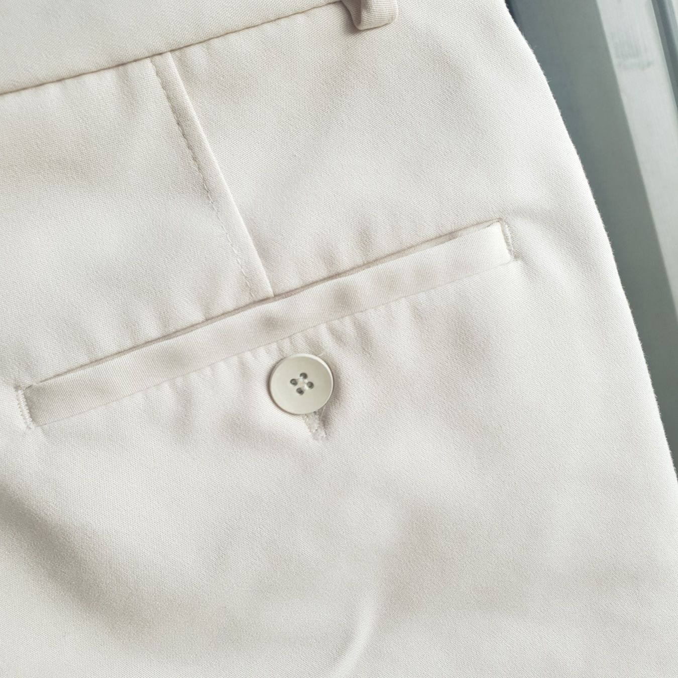 Mango Pantaloni: 🐸 Hose MANGO 34 offwhite – Nuovo (secondo la descrizione) da Môtier (Vully) venduto da Frogs 4