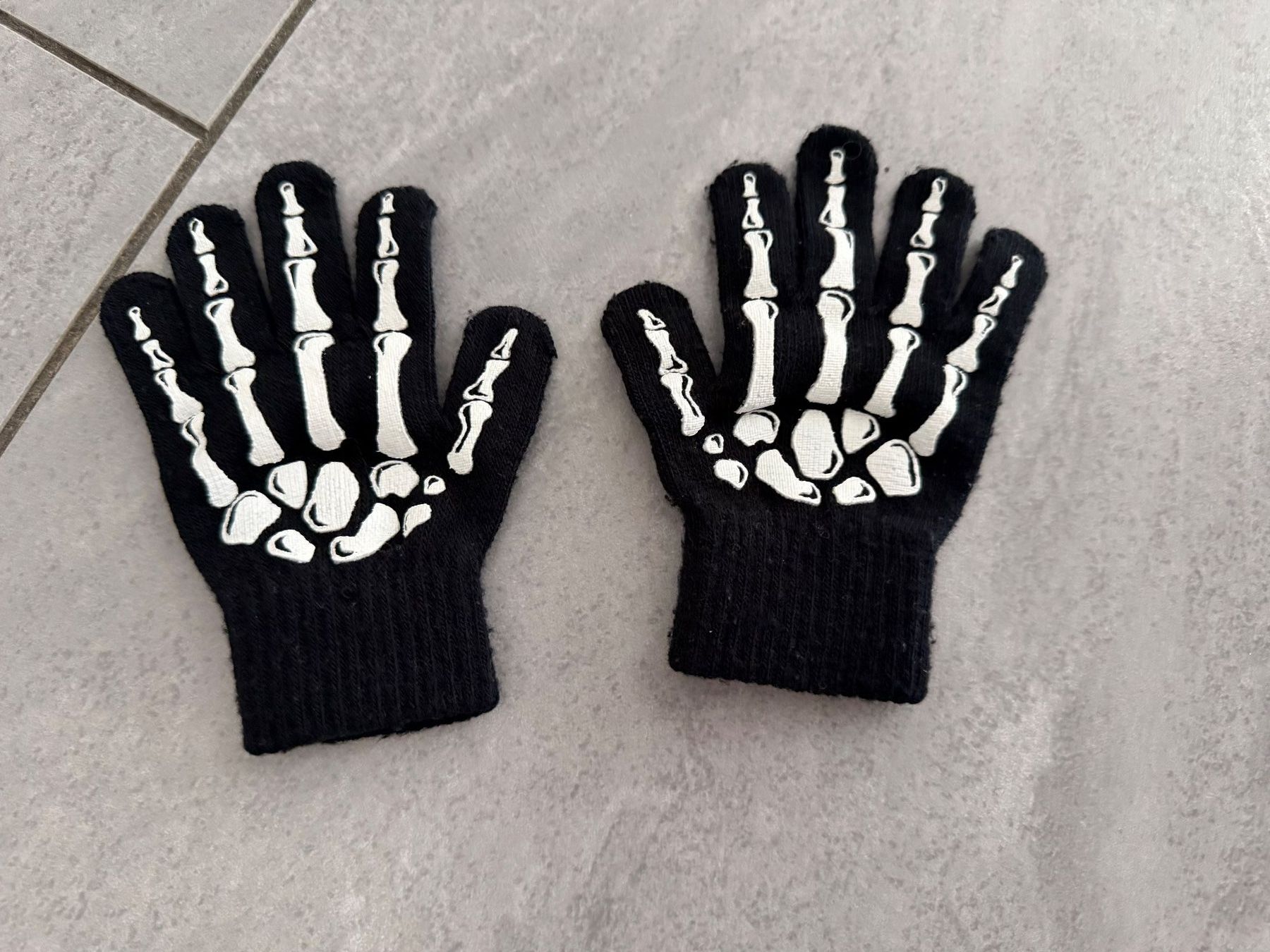 H&M Maglioni & Felpe: Hoodie und Handschuhe - Grösse 92 - H&M – Usato da Bülach venduto da Loredana13 2