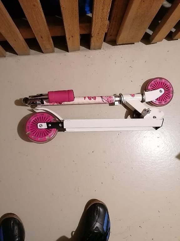 Fahrzeuge für Kinder: Mädchen Trottinet mit LED Rädern – Gebraucht aus Fahrweid von iva_t2wl 4