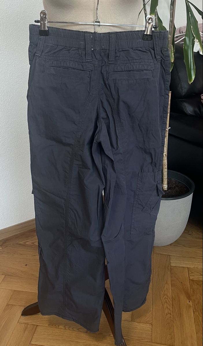 Urban Outfitters Pantaloni: Low waist cargo trousers – Usato da Lausanne venduto da Lillielillie 1