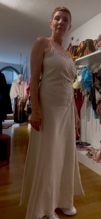 Schickes Sommerkleid mit raffinierter Loch-Raffung