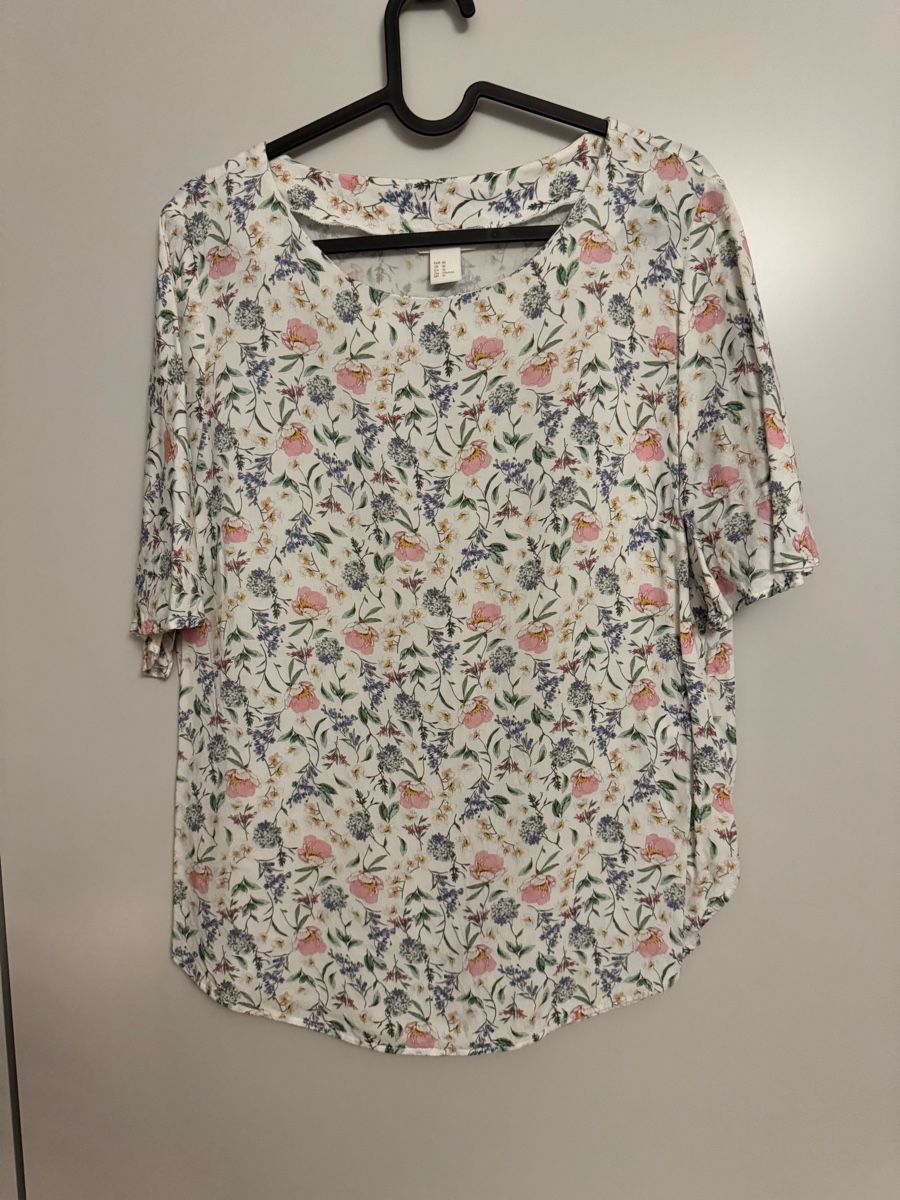 H&M Chemisiers: Blumiges Top Gr.40 – D'occasion à Glattfelden par Schuggi_21