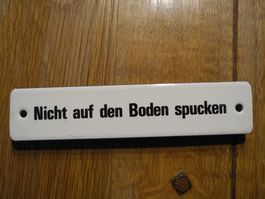 NICHT AUF DEN BODEN SPUCKEN EMAIL