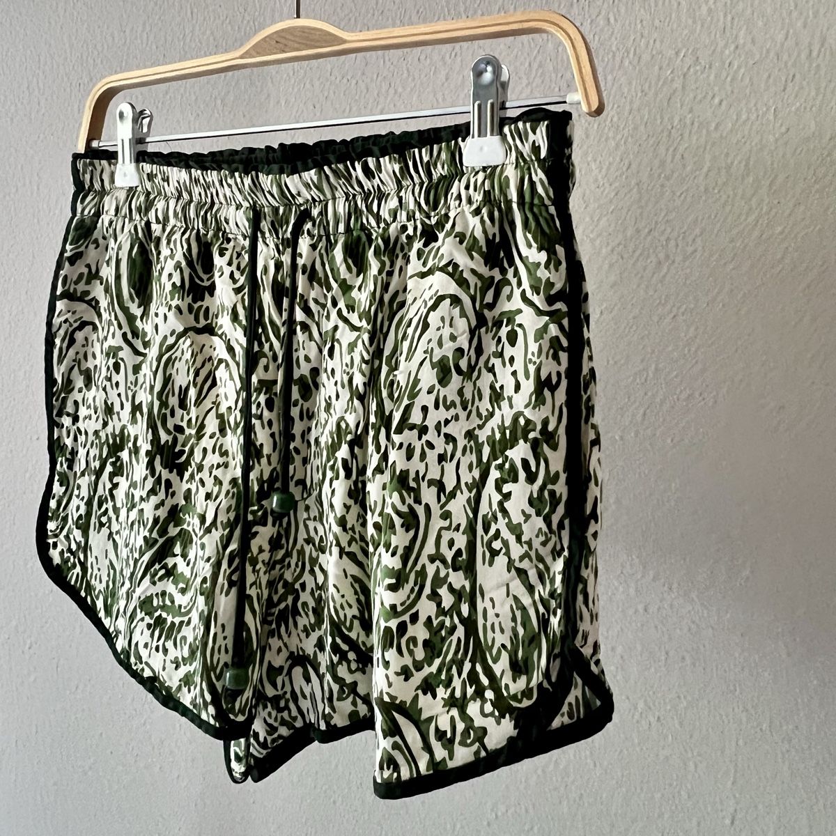 Zara Pantaloni: ZARA Shorts – Nuovo (secondo la descrizione) da Lütisburg venduto da mahee 1