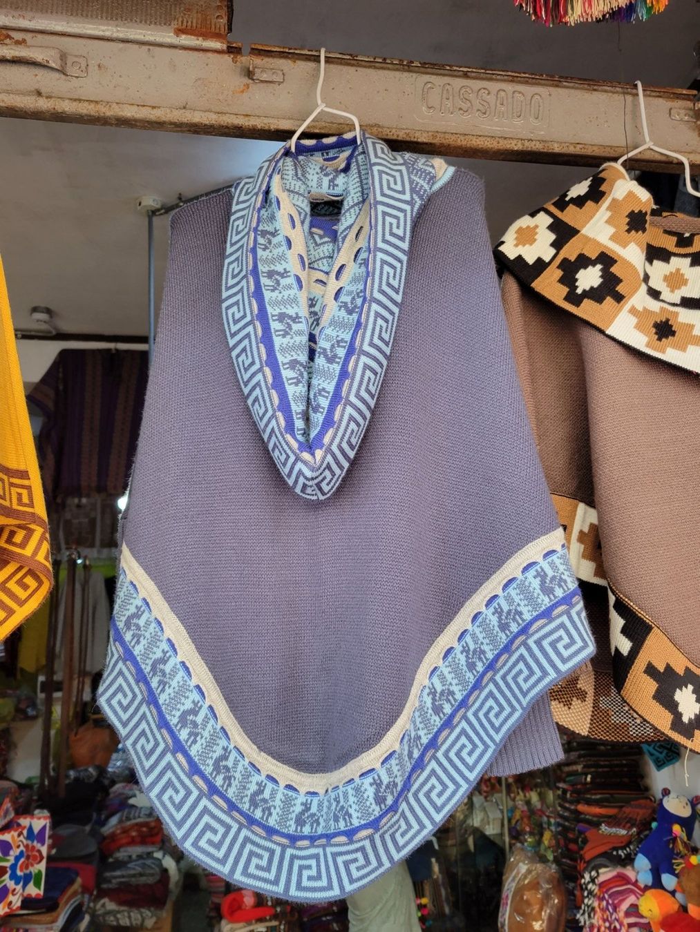 Maglioni & Felpe: Cape Poncho Rollkragenpullover Superfein, Neu, viele Farben! – Nuovo e nell'imballaggio originale da Lima- Peru venduto da Alpaka-Haus 8