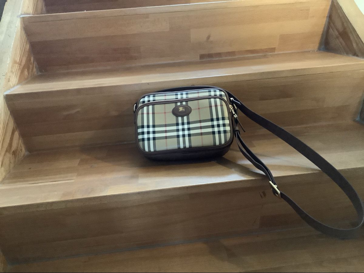 Burberry Borse: Burberry Umhängetasche Neuwertig – Nuovo (secondo la descrizione) da Glattbrugg venduto da mariaisele 1