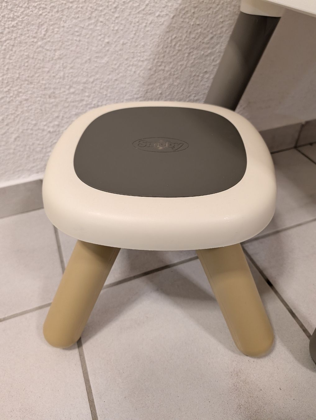 Set di tavolo e panche: Smoby Kindertisch mit 2 Stühlen – Usato da Heiligkreuz (Mels) venduto da stolzesbuebemami 2