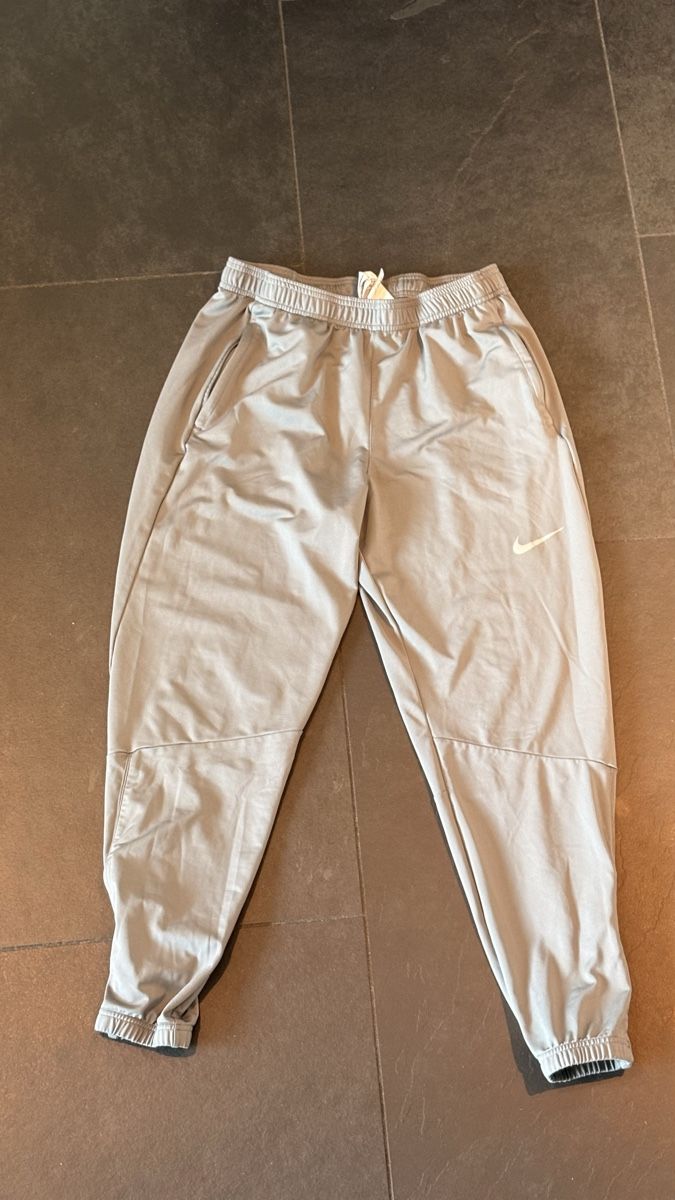 Nike Hosen: Nike Jogginghose - Grösse L – Gebraucht aus Dübendorf von kimi06_