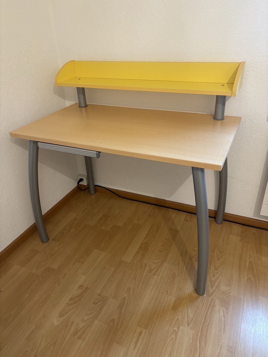 Scrivanie: Bureau enfant avec lampe – Usato da nods venduto da Tozzifan 1