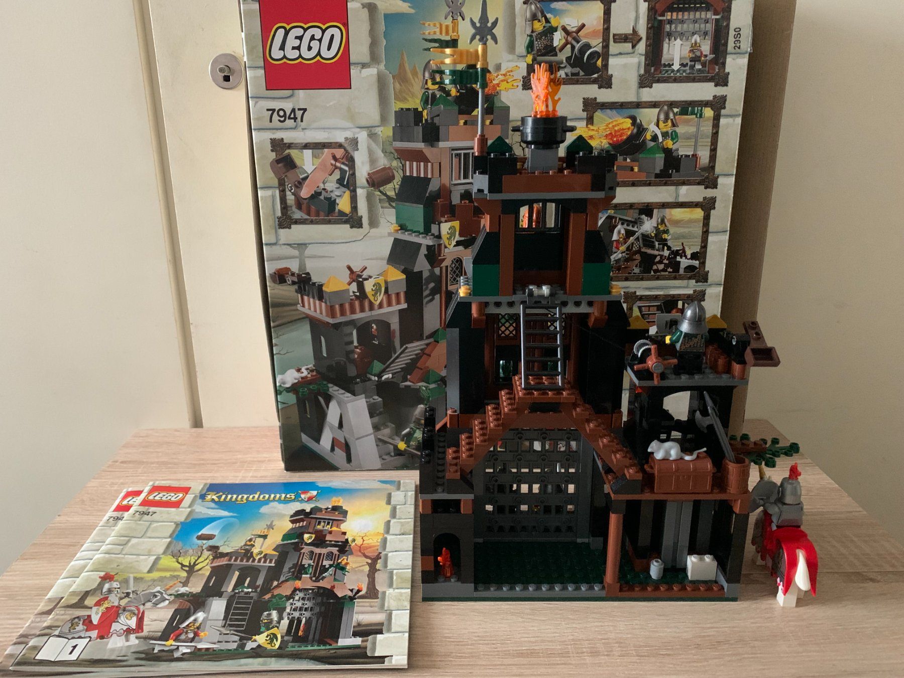 Lego Kit di costruzioni: LEGO Ritter 7947  Prison Tower Rescue – Usato da Basel venduto da Don-Angel 2