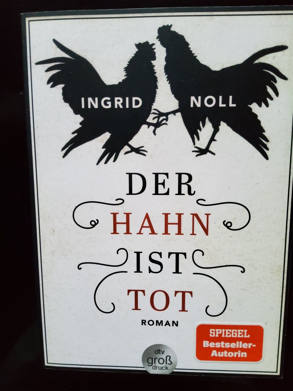Libri: Ingrid Noll  Der Hahn ist tot – Nuovo e nell'imballaggio originale da Arosa venduto da horseracing