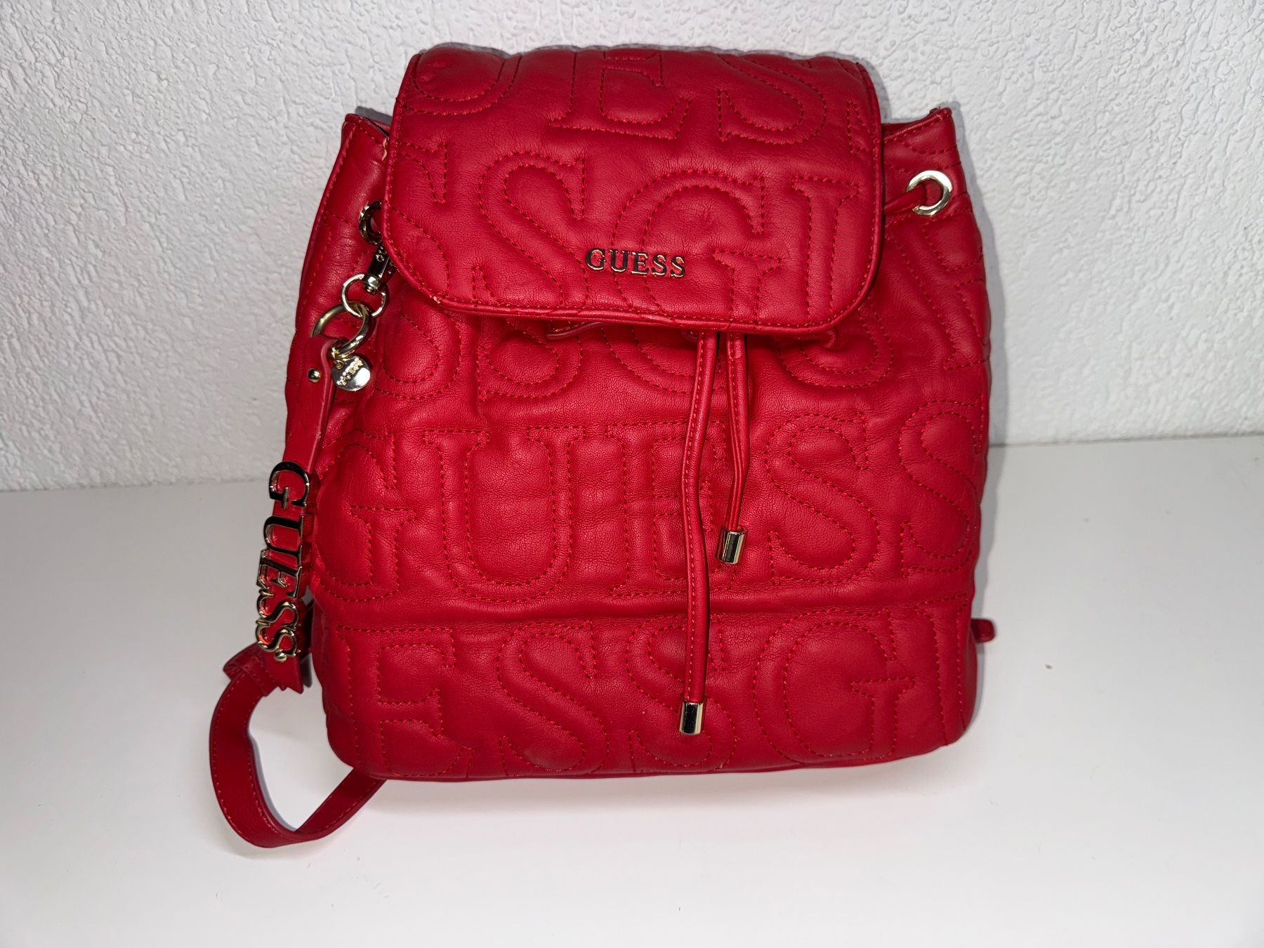 Guess Zaini: Roter Rucksack von Guess – Usato da Grosswangen venduto da shoes.bags.and.co 1