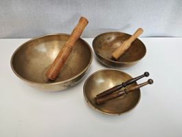 Klangschalen-Set mit verschiedenen Schlagklöppeln