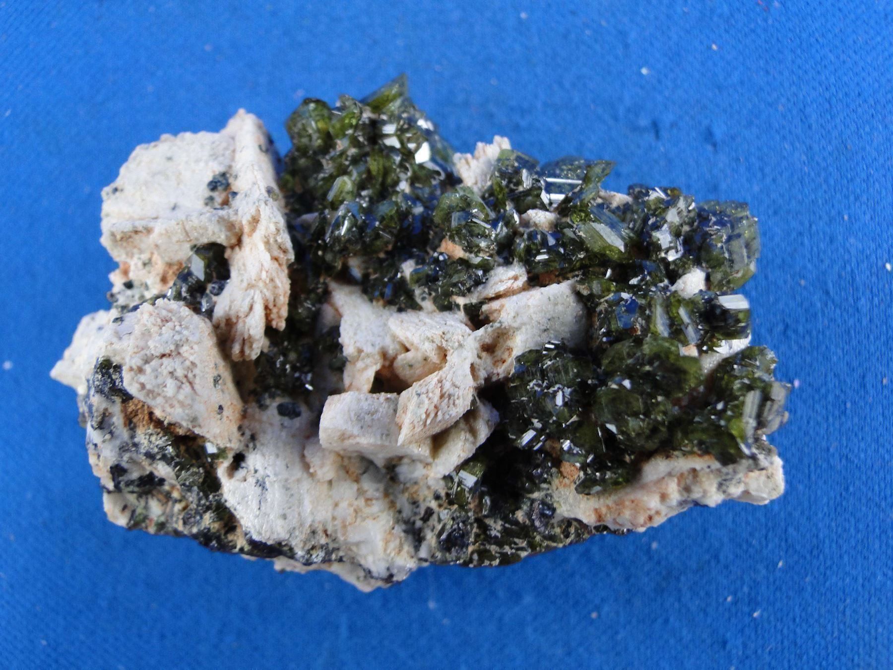 Minerali & Pietre curative: Epidot auf Feldspar – Usato da Schinznach Bad venduto da Demerald 8