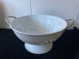 Löcherbecken aus Metall