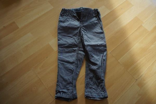H&M Pantaloni: Jungenhose grau von H&M Gr.92 – Usato da Zürich venduto da einalemjena