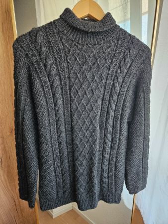 Handgestrickter Zopfpullover aus norwegischer Schurwolle