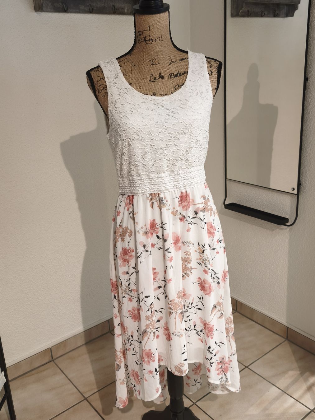 Robes: Chicoree Kleid Blumenmuster Weiss Spitze Grösse M – Neuf (Voir description) à Emmetten par SecondhandSiska