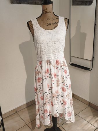 Chicoree Kleid Blumenmuster Weiss Spitze Grösse M