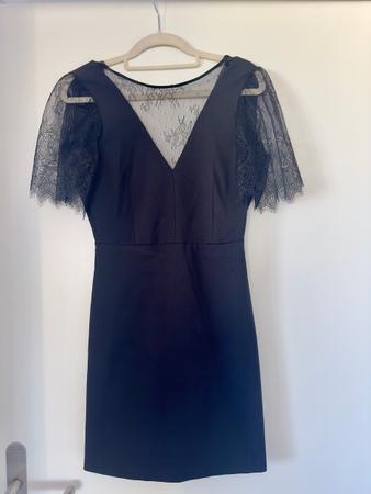 Elegantes, kurzes, schwarzes Kleid Zara