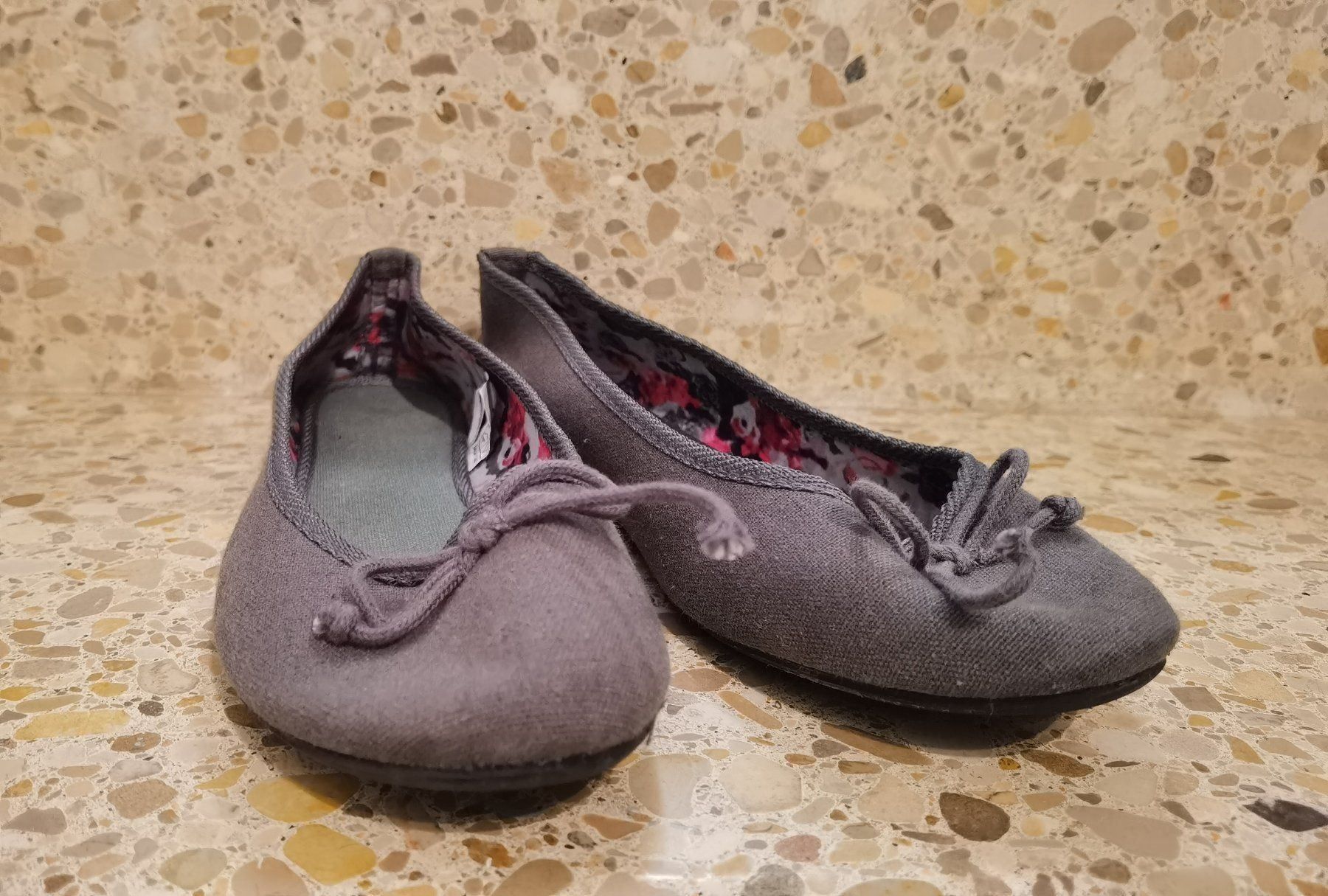 Scarpe da donna: Ballerinas aus Stoff grau Gr. 36 – Nuovo (secondo la descrizione) da Heinrichswil venduto da sabi2809 2