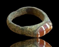 Antiker, sassanidischer Fingerring aus Bronze mit Glasperle
