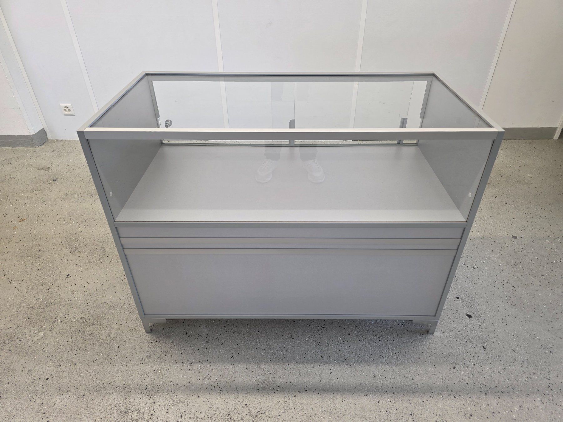 Gebrauchte graue Vitrine mit Glastüren, Top Zustand! (Gebraucht) in Liestal für CHF 21 – nur Abholung auf Ricardo kaufen