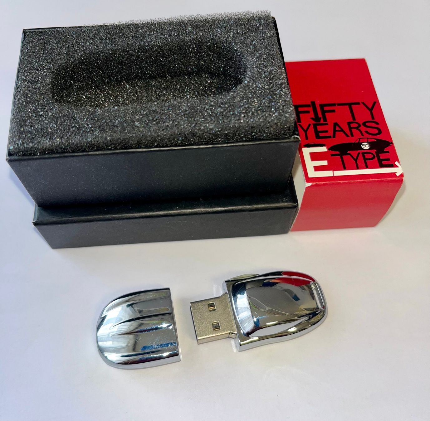 Chiavette USB: Jaguar Type E clé USB 4 GB -  Fifty years E-Type – Nuovo e nell'imballaggio originale da Petit-Lancy venduto da DonJen 1