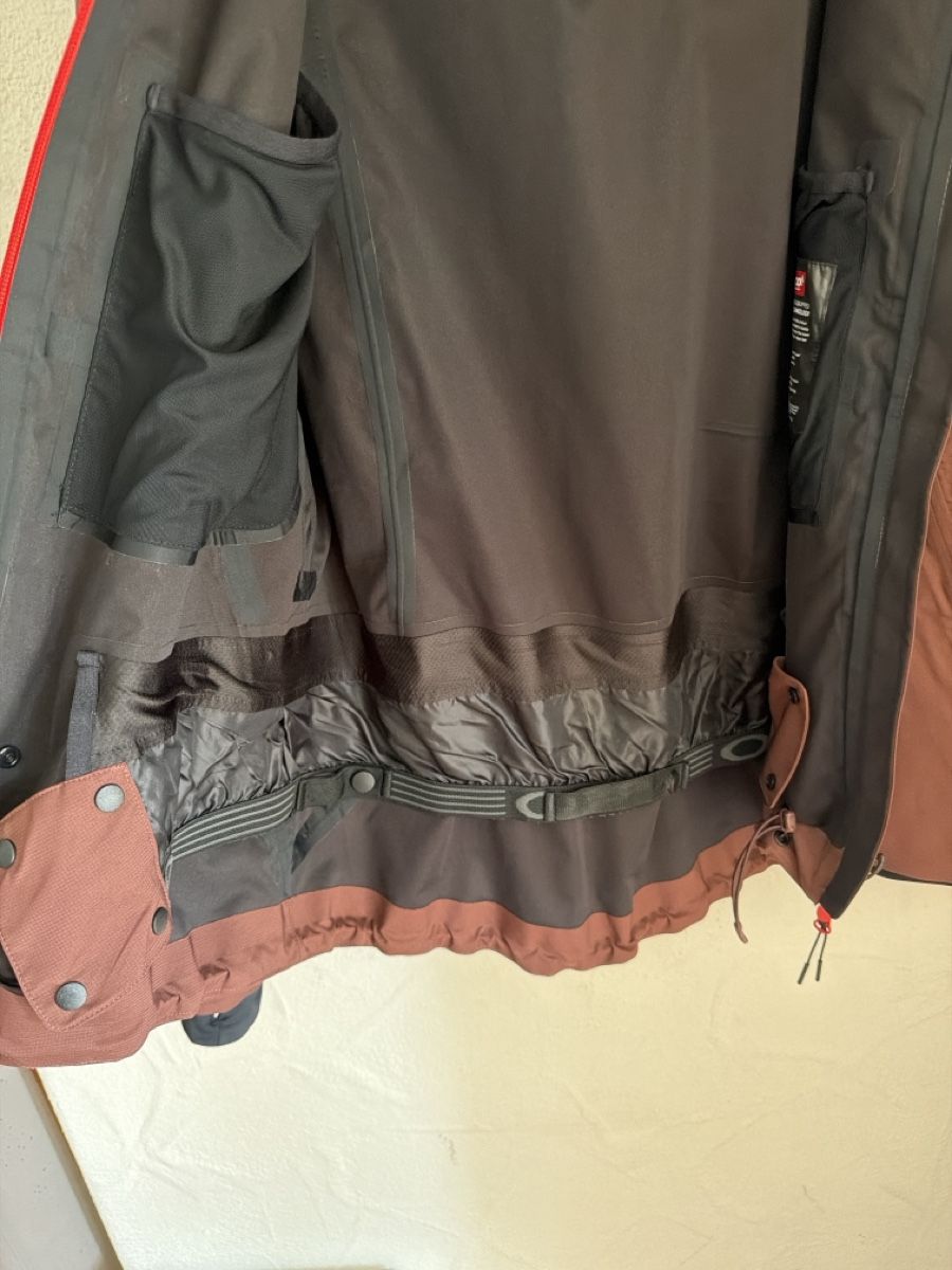 Oakley Giacche: Oakley women’s snowboard hardshell jacket – Nuovo (secondo la descrizione) da Dietikon venduto da mz_x 2