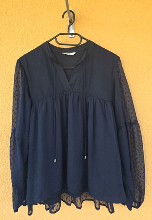 Elegante camicetta color blu notte.