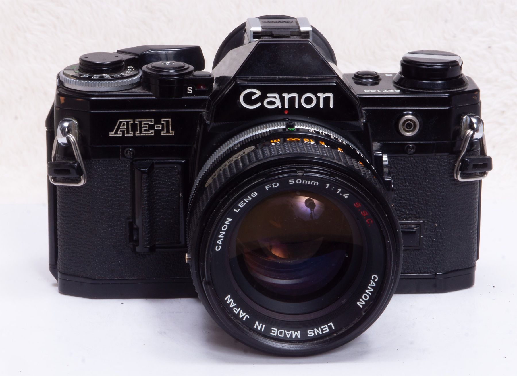Canon Fotocamera: Canon AE-1 und 3 Objektive – Usato da Zürich venduto da phueni