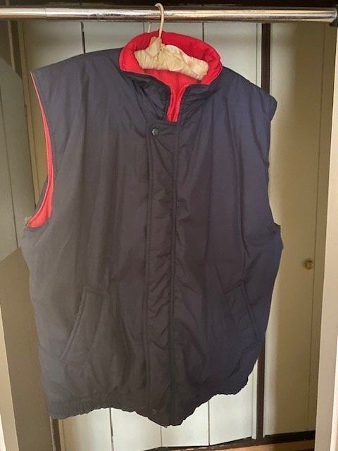 Gilet & Giacche: Gilet nylon bleu / rouge recto verso, US Basic, XL – Usato da Meyrin venduto da Abac007 1
