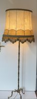 Alte Ständerlampe mit schönem Messingständer